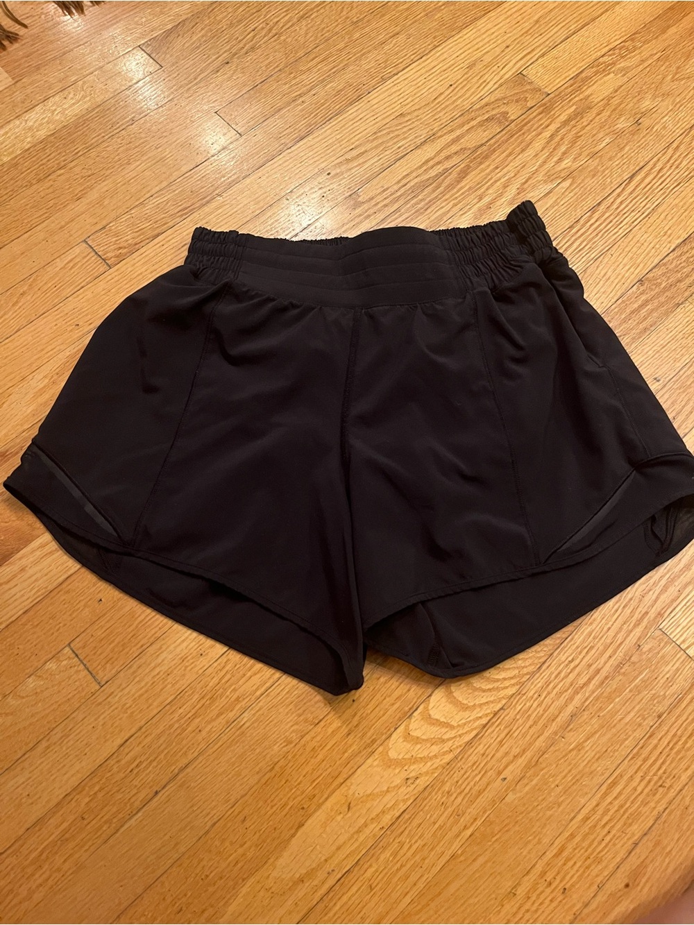 lululemon athletica - Black - Hotty Hot High-Rise 4” Shorts - Size 6